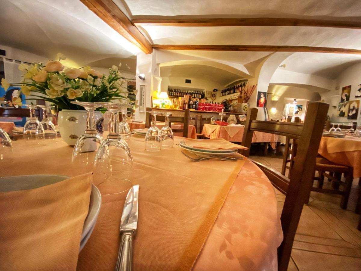 Locanda Tipica Sa Corte Oliena Bagian luar foto