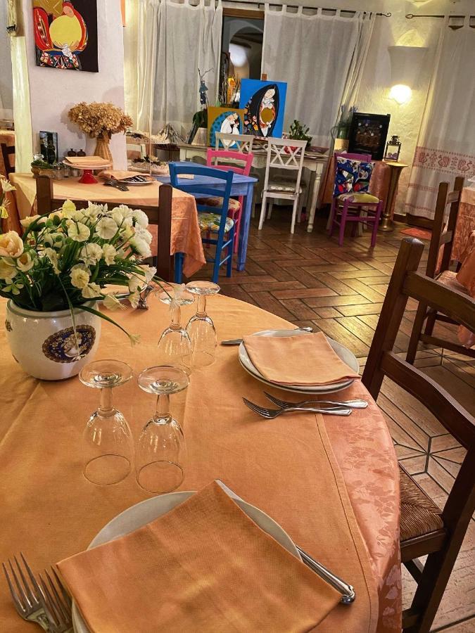 Locanda Tipica Sa Corte Oliena Bagian luar foto