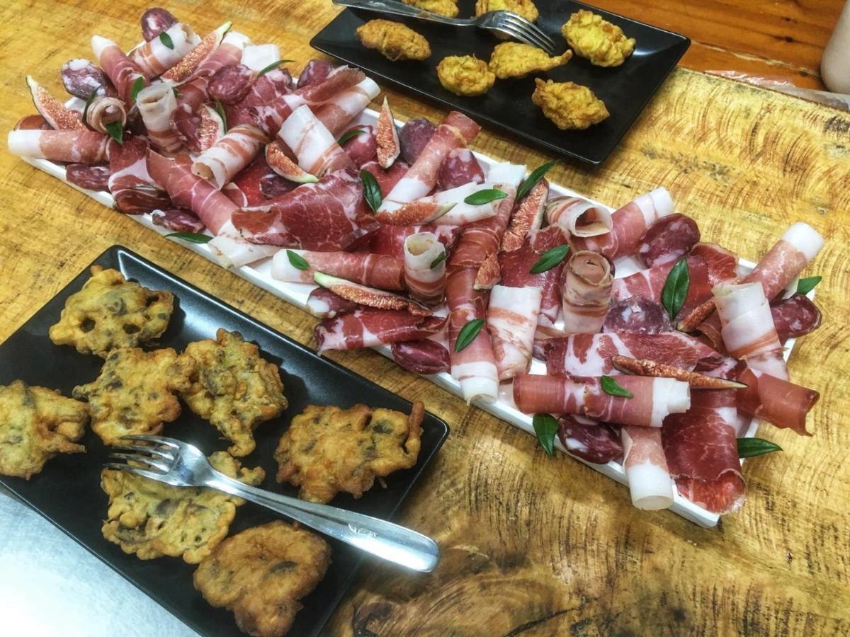 Locanda Tipica Sa Corte Oliena Bagian luar foto