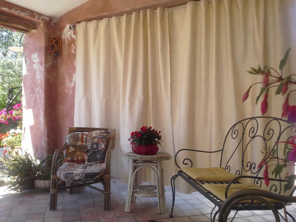 Locanda Tipica Sa Corte Oliena Bagian luar foto