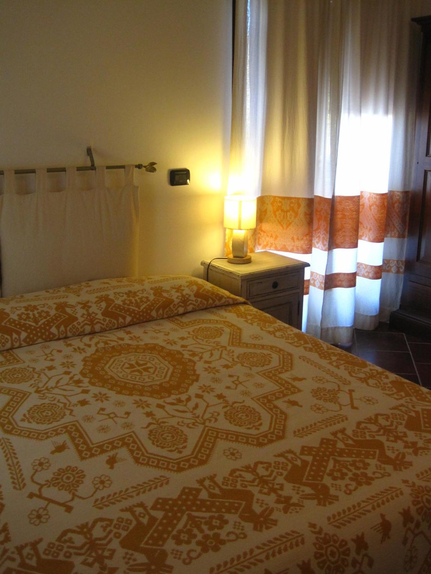 Locanda Tipica Sa Corte Oliena Bagian luar foto