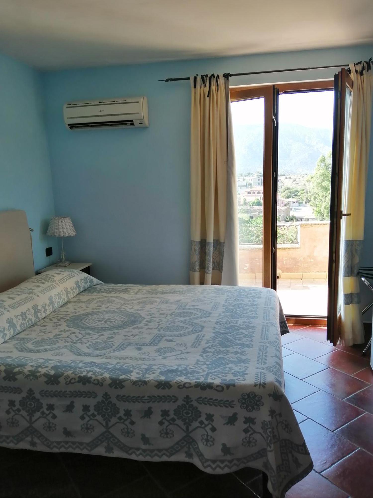Locanda Tipica Sa Corte Oliena Ruang foto