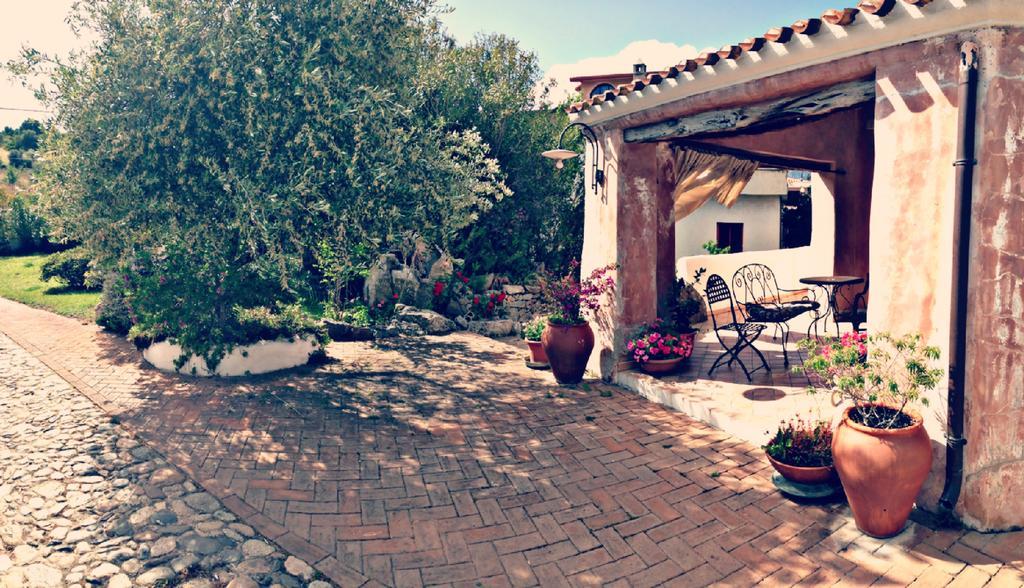 Locanda Tipica Sa Corte Oliena Bagian luar foto