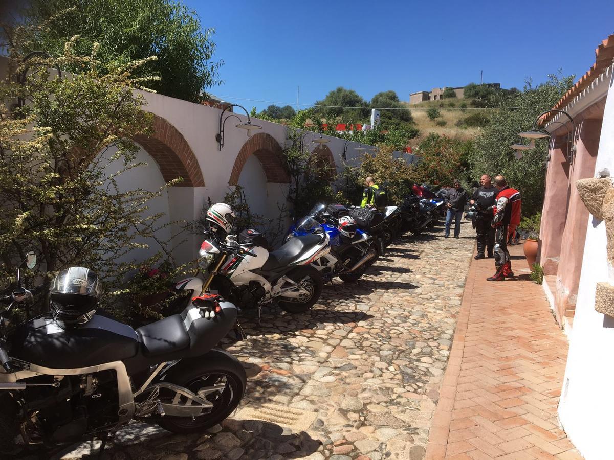 Locanda Tipica Sa Corte Oliena Bagian luar foto