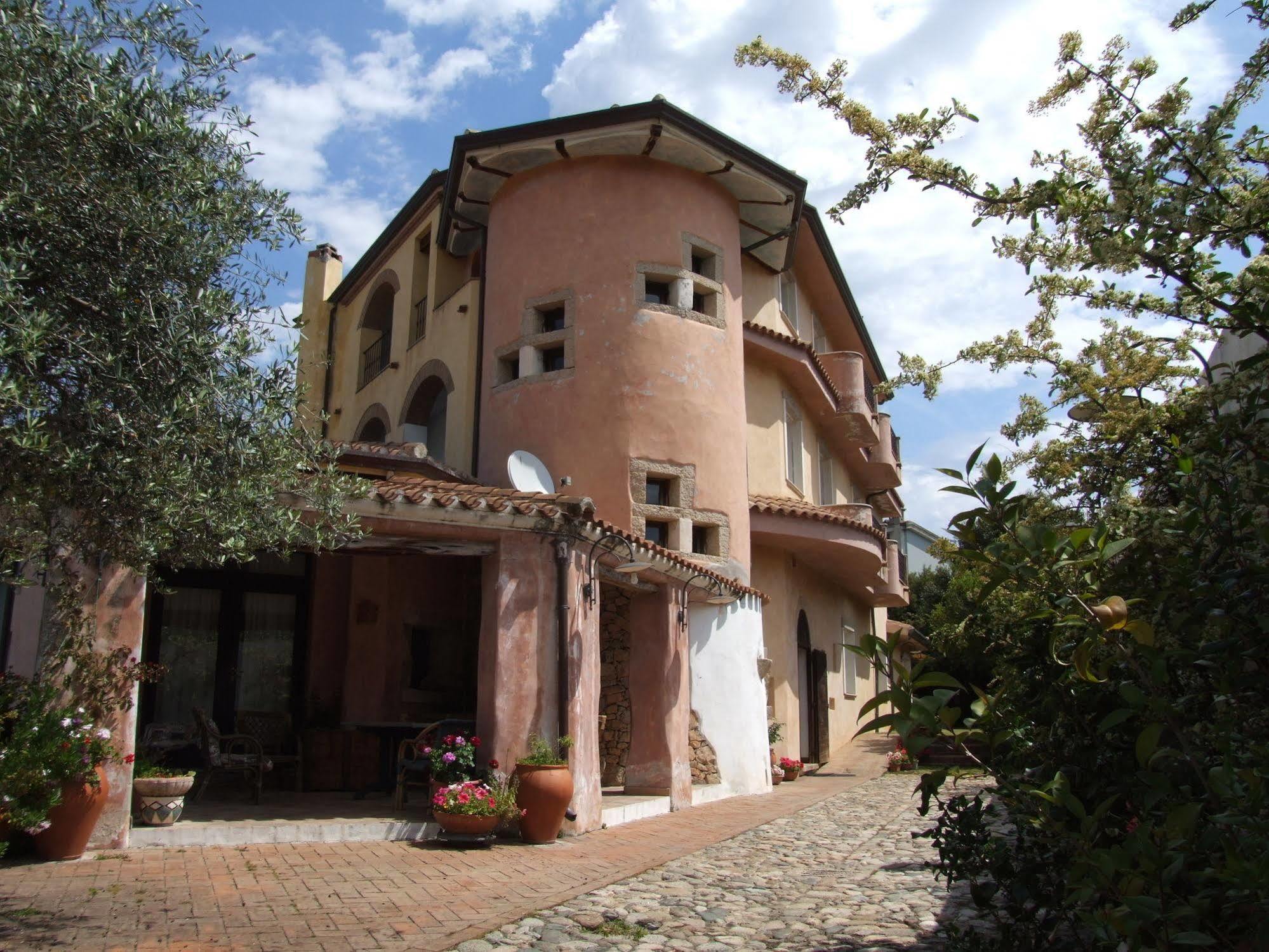 Locanda Tipica Sa Corte Oliena Bagian luar foto