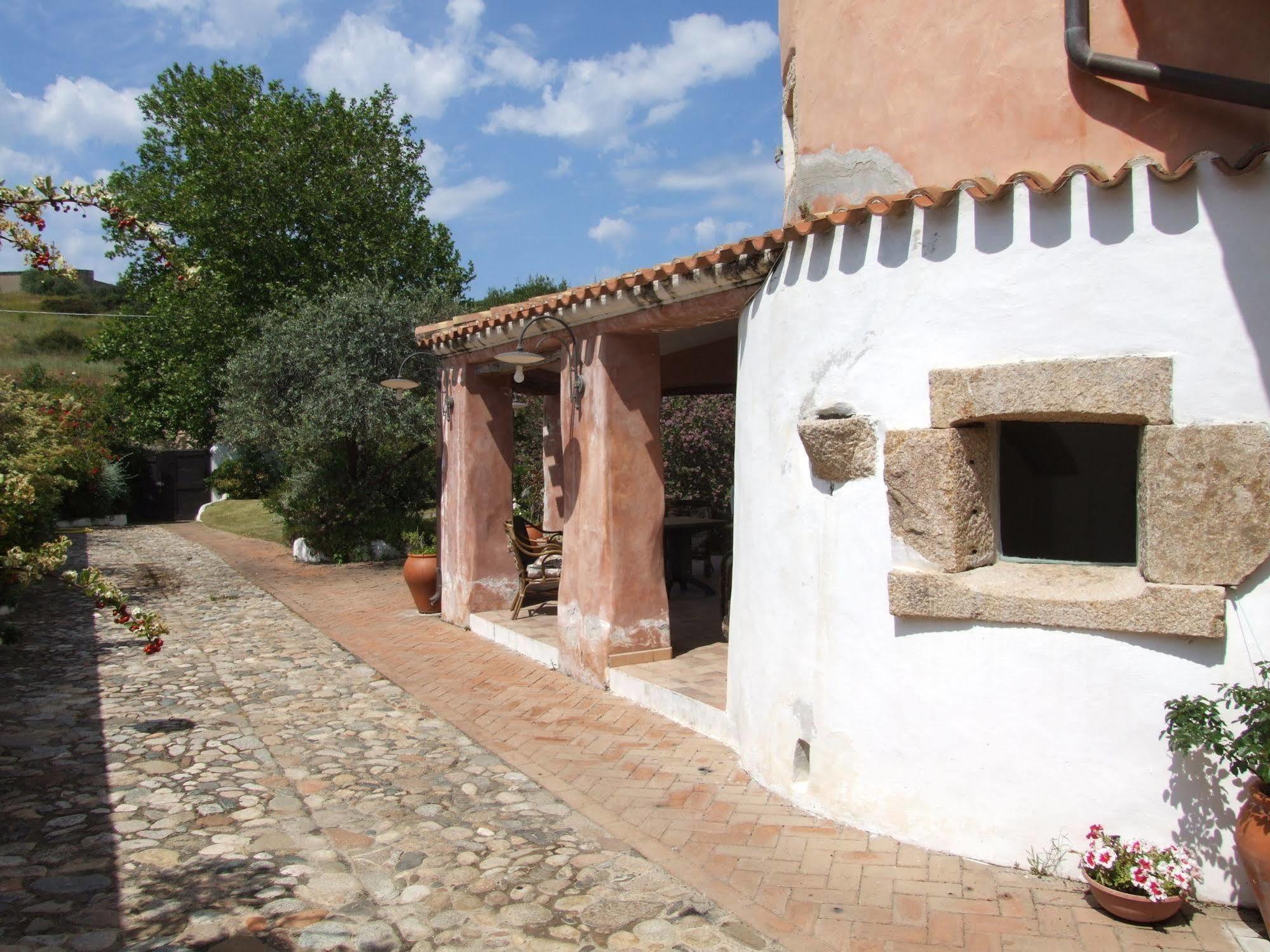 Locanda Tipica Sa Corte Oliena Bagian luar foto