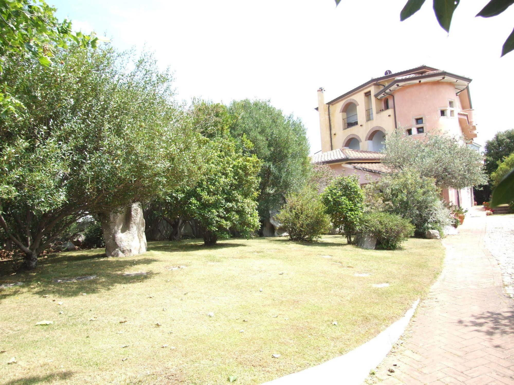 Locanda Tipica Sa Corte Oliena Bagian luar foto