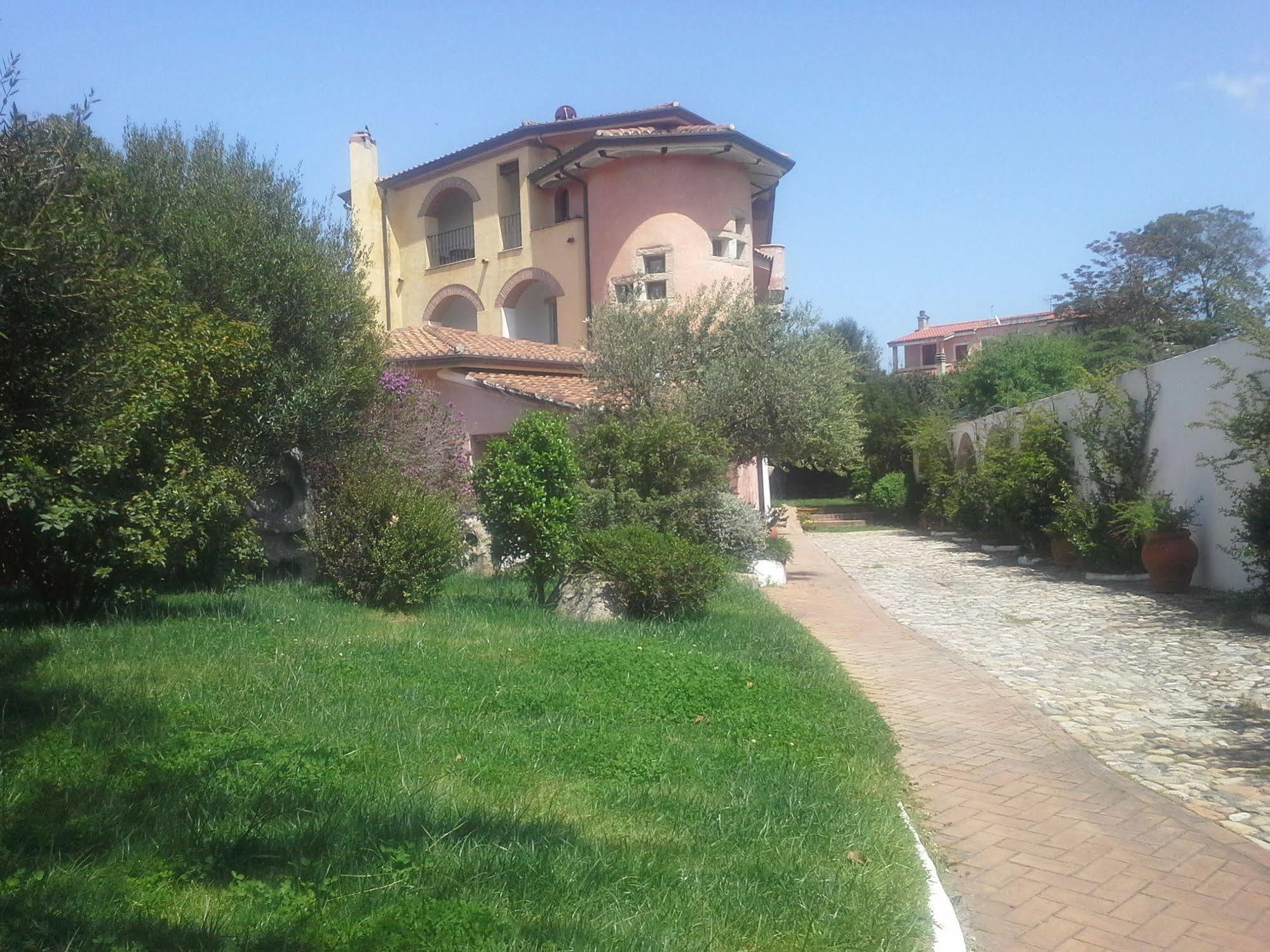 Locanda Tipica Sa Corte Oliena Bagian luar foto